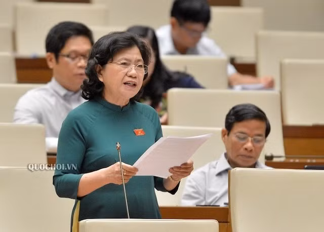 Đại biểu Hoàng Thị Hoa (Bắc Giang) trao đổi nội dung phòng, chống xâm hại trẻ em trên môi trường mạng