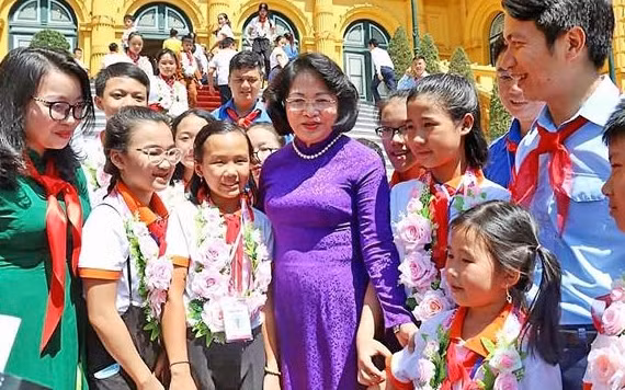Phó Chủ tịch nước Đặng Thị Ngọc Thịnh và các đại biểu thiếu nhi ưu tú của tỉnh Nghệ An.