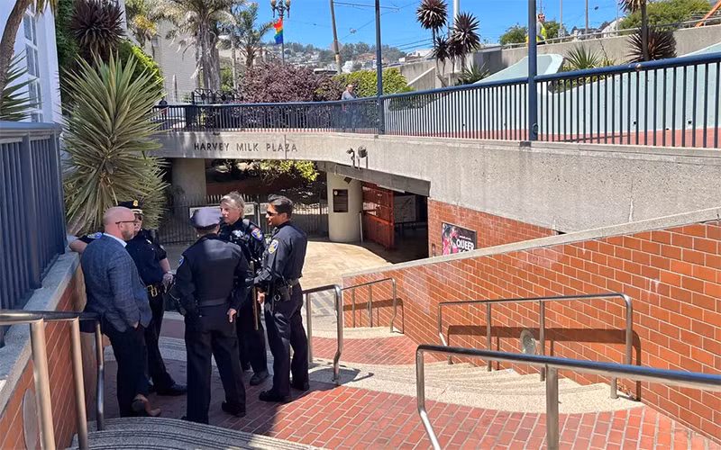 Cảnh sát có mặt tại nhà ga Castro. (Ảnh: AP)