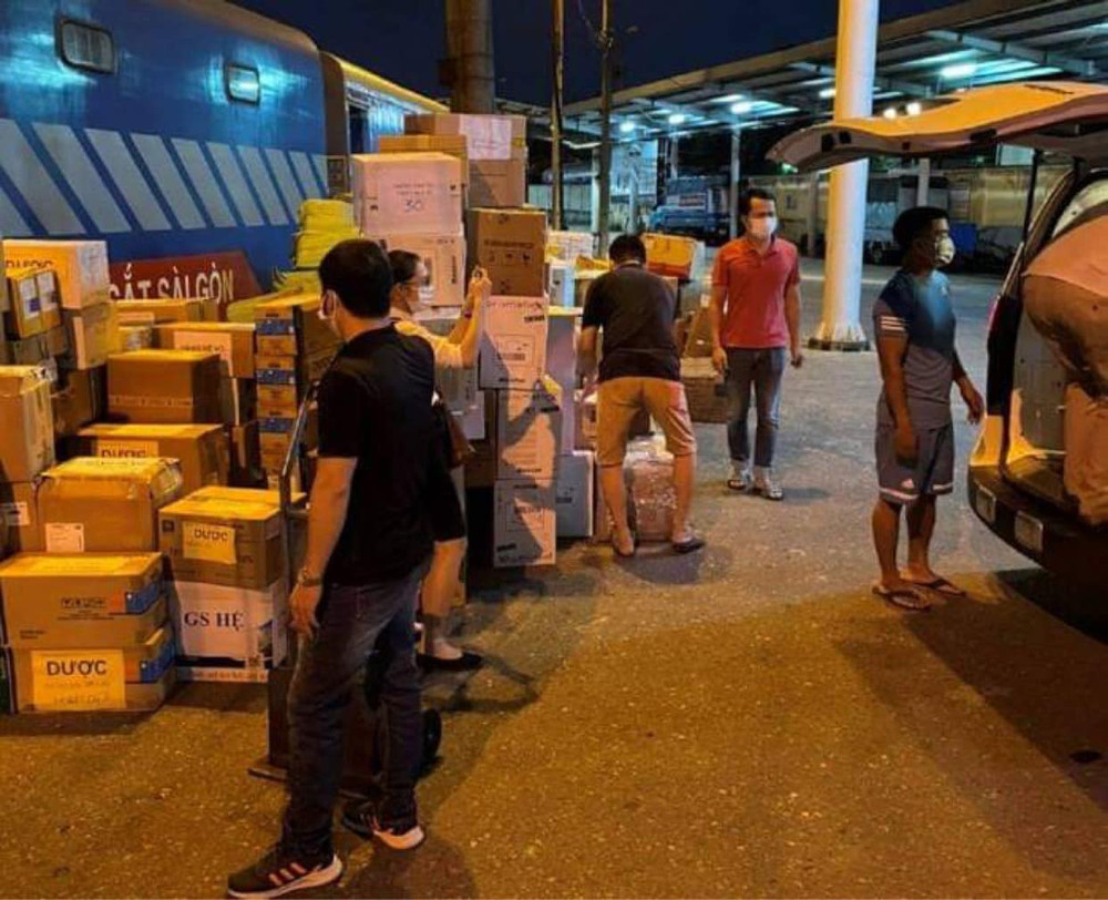 Trang thiết bị y tế được vận chuyển từ Ga Sài Gòn về Trung tâm Hồi sức tích cực. 300 y, bác sĩ Bệnh viện Việt Đức sẽ tiếp quản Trung tâm Hồi sức tại TP Hồ Chí Minh -0