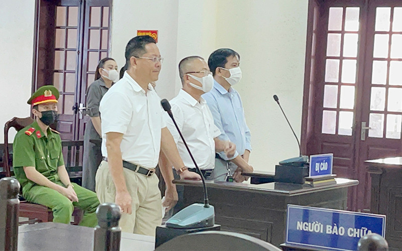 Các bị cáo Lê Anh Dũng, Phan Bùi Bảo Thi và Nguyễn Huy tại phiên tòa.
