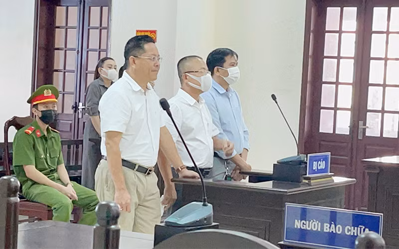 Các bị cáo Lê Anh Dũng, Phan Bùi Bảo Thi và Nguyễn Huy tại phiên tòa.