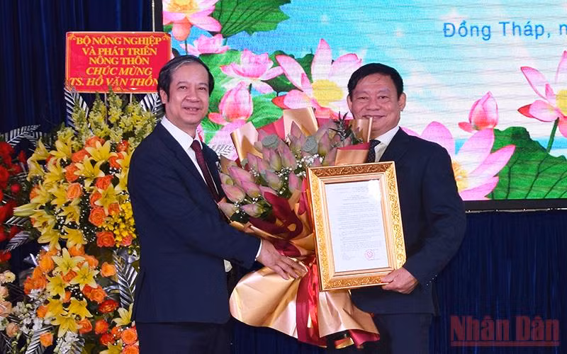 Bộ trưởng Nguyễn Kim Sơn trao Quyết định và tặng hoa chúc mừng tân Hiệu trưởng Trường Đại học Đồng Tháp Hồ Văn Thống.