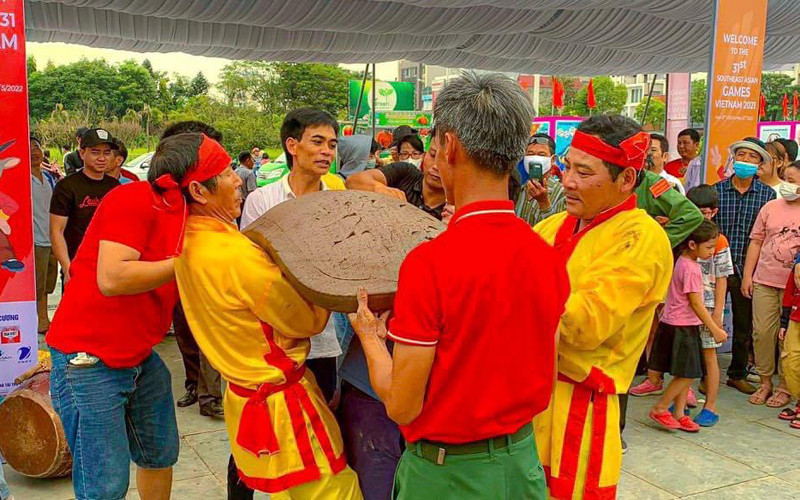 Các nghệ nhân biểu diễn trò chơi pháo đất. Sôi động tuần lễ văn hóa, thể thao, du lịch tỉnh Hải Dương -0