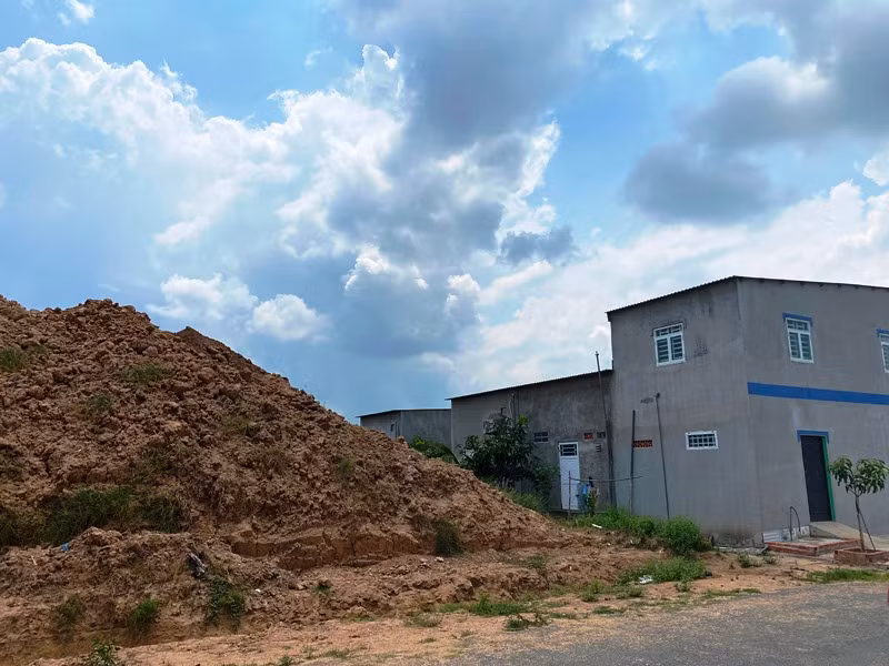 Phản hồi vụ dân vùng sạt lở khổ với “núi đất”