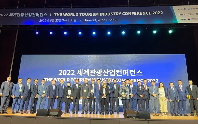 Các lãnh đạo, đại biểu tham dự Hội nghị chụp ảnh kỷ niệm. (Ảnh: TCDL) 