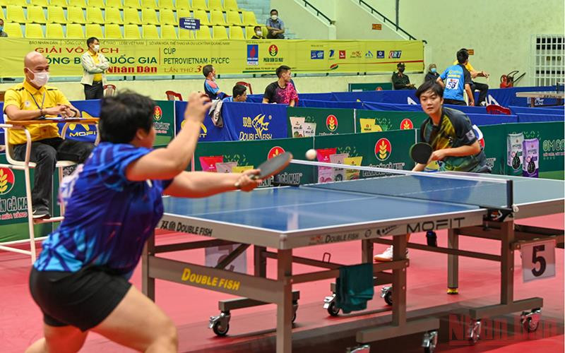 Trận tứ kết đơn nữ giữa Mai Hoàng Mỹ Trang (trái) và Trần Mai Ngọc.