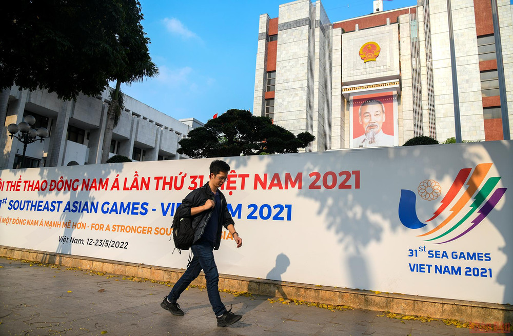 Áp phích kích thước lớn cổ động cho SEA Games 31 được bố trí phía trước cửa UBND TP Hà Nội. (Ảnh: THÀNH ĐẠT) Đường phố Hà Nội trang hoàng chào đón SEA Games 31 -0