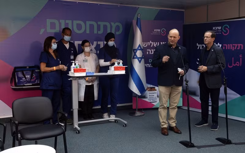 Thủ tướng Bennett phát biểu ý kiến tại Trung tâm y tế Sheba, ngày 30/7. (Ảnh: Reuters)