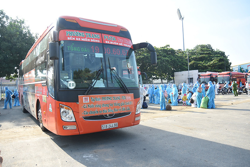 Công dân xếp hành di chuyển lên xe về quê tỉnh Đắk Lắk. Hỗ trợ đưa 550 công dân từ Đồng Nai về quê Đắk Lắk tránh dịch -0