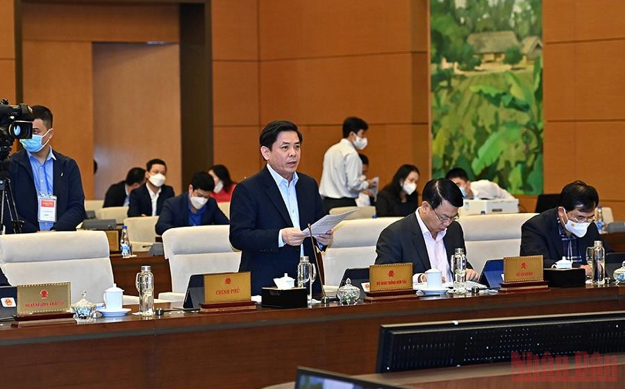Bộ trưởng Giao thông vận tải Nguyễn Văn Thể trình bày tờ trình tại phiên họp. (Ảnh: DUY LINH) Phát huy tiềm năng, lợi thế để phát triển thành phố Cần Thơ nhanh và bền vững -0
