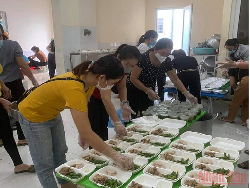 Các lực lượng của huyện Phù Yên chuẩn bị cơm phục vụ công dân trở về tại chốt kiểm soát. Sơn La khẩn trương đón công dân trở về từ các tỉnh phía nam -0