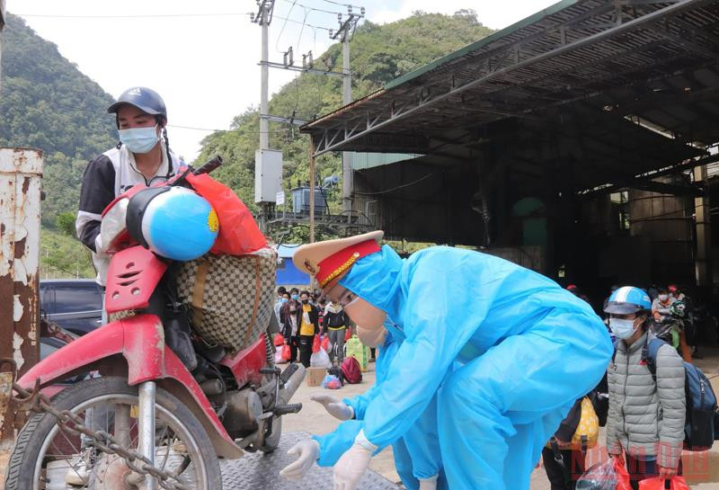 Lực lượng Cánh sát giao thông Sơn La khu vực Vân Hồ hỗ trợ chở phương tiện cho công dân bằng xe chuyên dụng. Sơn La khẩn trương đón công dân trở về từ các tỉnh phía nam -0