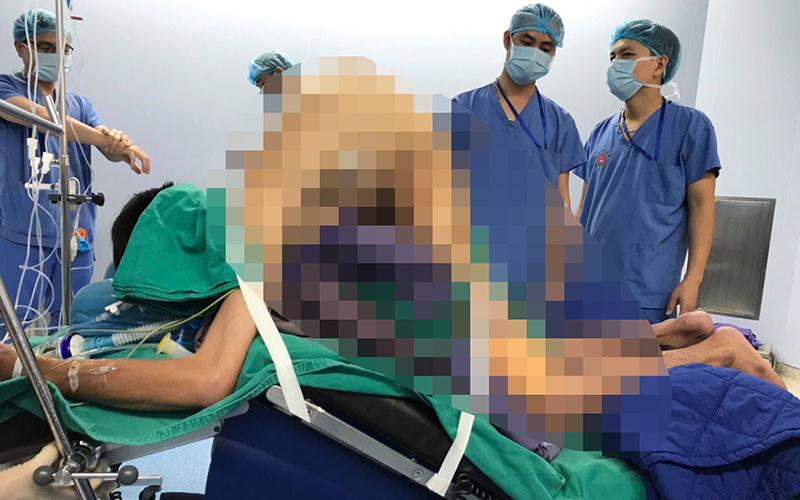 Bàn phẫu thuật đặc biệt để tìm lại dáng đứng thẳng cho bệnh nhân. Tìm lại được dáng đứng thẳng sau 22 năm gù gập như con tôm -0