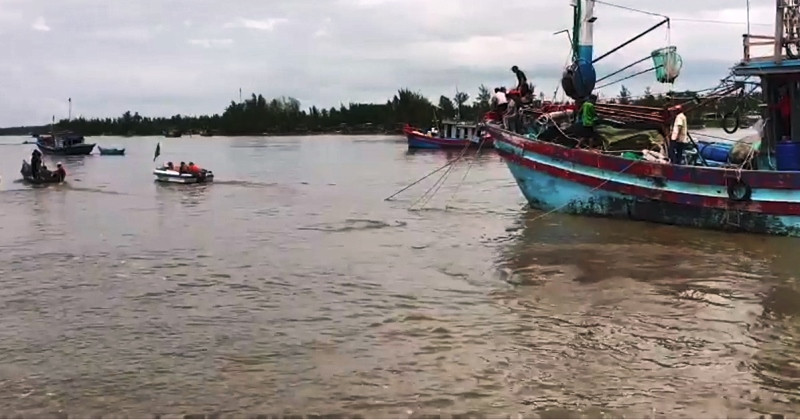 Lực lượng chức năng tập trung tìm kiếm hai nạn nhân còn lại.