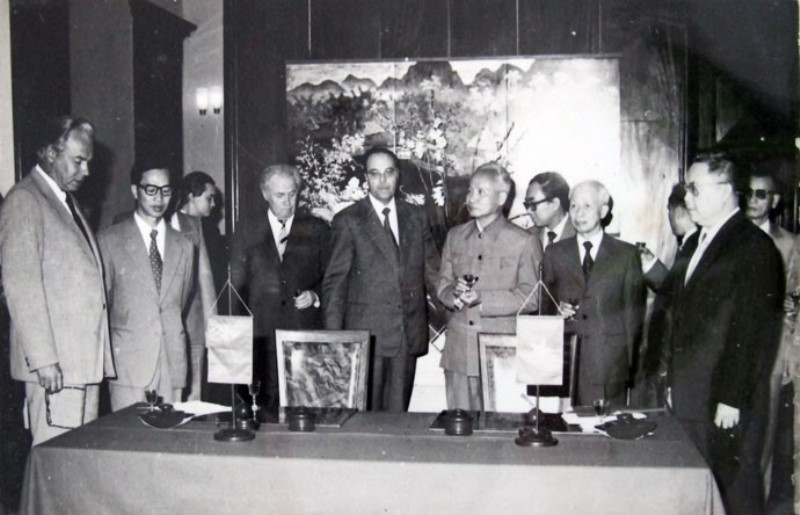 Đại diện hai Chính phủ Liên Xô và Việt Nam ký Hiệp định thành lập Vietsovpetro.