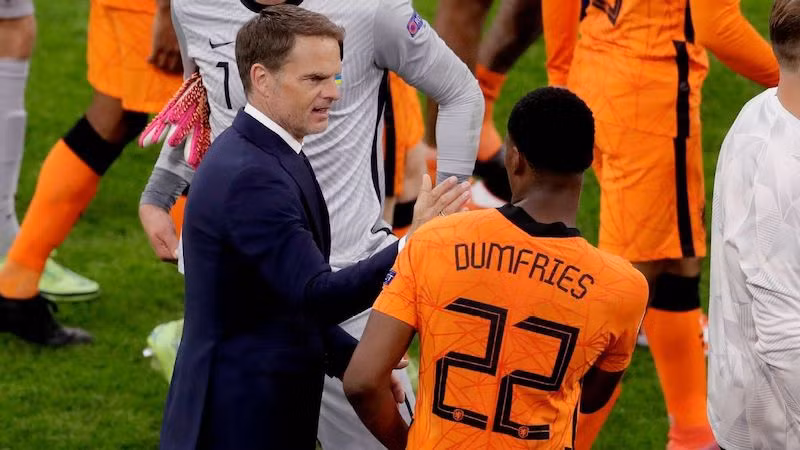 De Boer và Dumfries, hai nhân tố làm nên chiến thắng của Hà Lan. (Ảnh: Getty Images)   