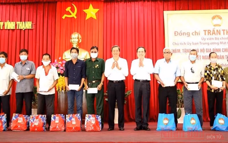 Tặng quà Tết gia đình chính sách, hộ nghèo tại các địa phương -0