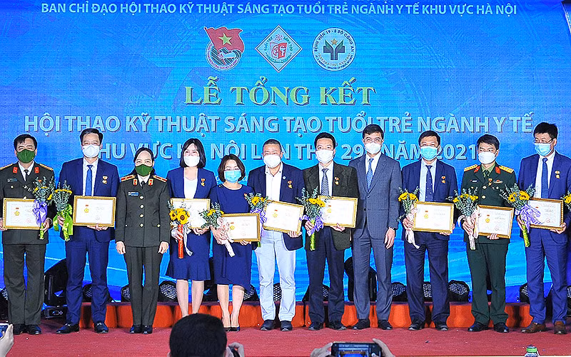 Đồng chí Bùi Quang Huy (thứ 4 từ phải sang trong ảnh) trao Kỷ niệm chương “Vì thế hệ trẻ” tặng lãnh đạo các bệnh viện.