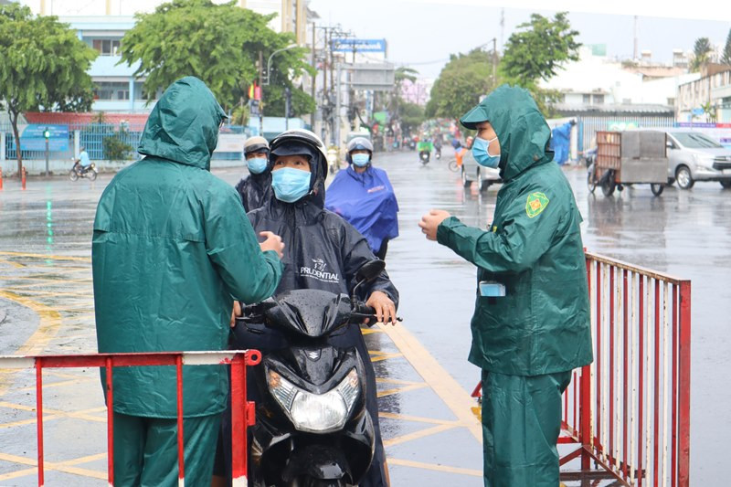 Lực lượng chức năng quận Gò Vấp hướng dẫn người dân cách lưu thông bảo đảm phòng, chống dịch. (Ảnh: Phương Hoa) Gò Vấp vững tin đẩy lùi dịch Covid-19 -0