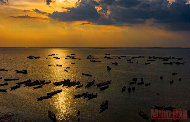 Hoàng hôn buông xuống ở Bến Nôm. Bến Nôm đẹp ngỡ ngàng mùa nước cạn -0