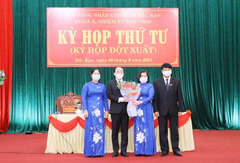 Thường trực HĐND tỉnh Bắc Kạn tặng hoa chúc mừng tân Chủ tịch UBND tỉnh Bắc Kạn Nguyễn Đăng Bình (thứ 2, từ trái sang).