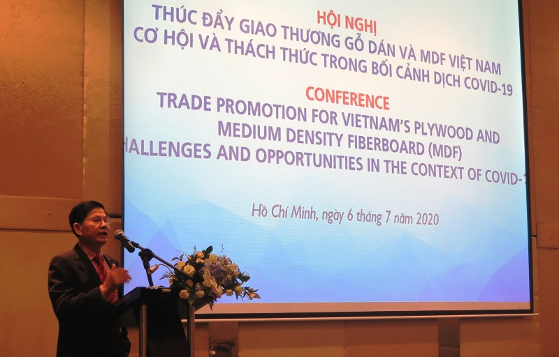 Chủ tịch Vifores Đỗ Xuân Lập trình bày ý kiến tại hội thảo.