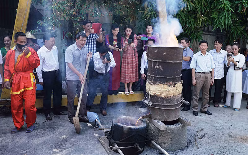 Các đại biểu, nghệ nhân nổi lửa, nấu đồng để đúc trống.