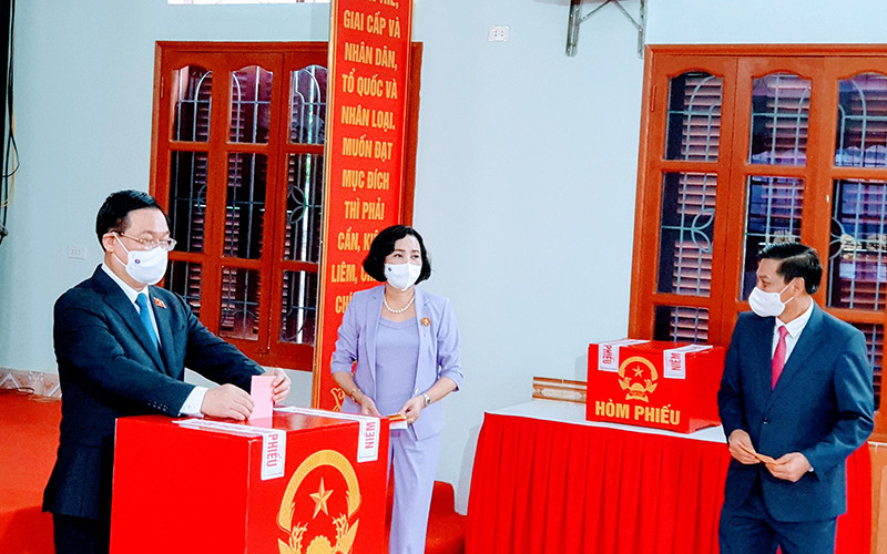 Đồng chí Vương Đình Huệ, Chủ tịch QH, Chủ tịch Hội đồng bầu cử quốc gia (HĐBCQG) thực hiện quyền và nghĩa vụ công dân của mình tại khu vực bầu cử số 1, thị trấn An Lão, huyện An Lão (TP Hải Phòng).