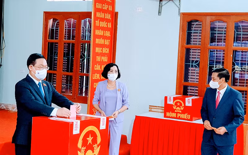 Đồng chí Vương Đình Huệ, Chủ tịch QH, Chủ tịch Hội đồng bầu cử quốc gia (HĐBCQG) thực hiện quyền và nghĩa vụ công dân của mình tại khu vực bầu cử số 1, thị trấn An Lão, huyện An Lão (TP Hải Phòng).