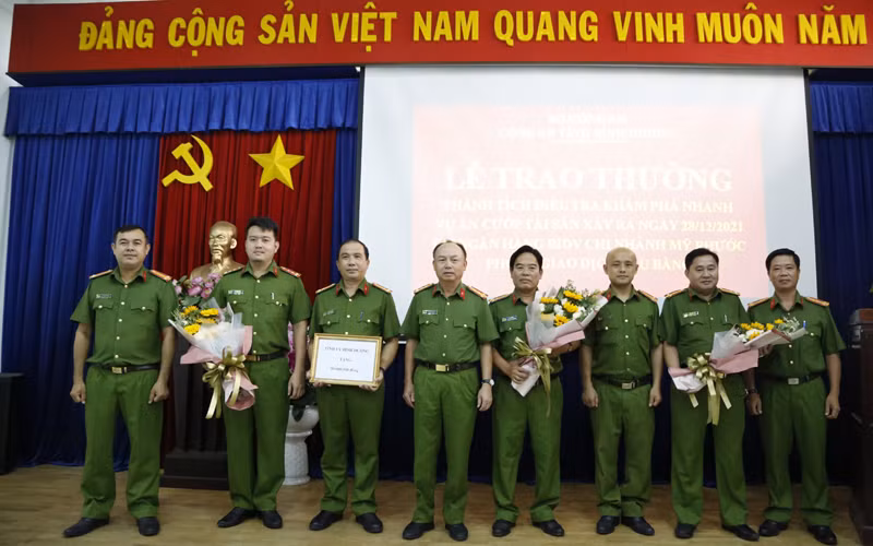 Khen thưởng các lực lượng phá án nhanh và bắt giữ đối tượng cướp ngân hàng.