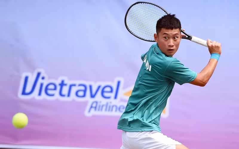 Vũ Thái Nam có chiến thắng áp đảo trong trận khai mạc, giúp đội Hà Nội 2 sớm có vé vào tứ kết nội dung đồng đội nam. (Ảnh: Liên đoàn Quần vợt Việt Nam).