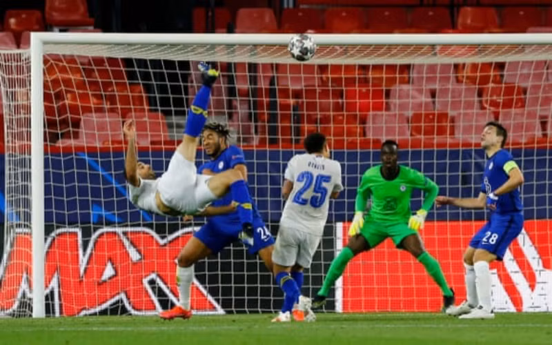 M. Taremi (áo trắng, trái) ghi bàn cho Porto, nhưng Chelsea mới là đội vào bán kết.