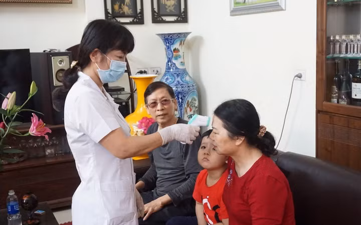 Cán bộ y tế kiểm tra sức khỏe cho người dân.