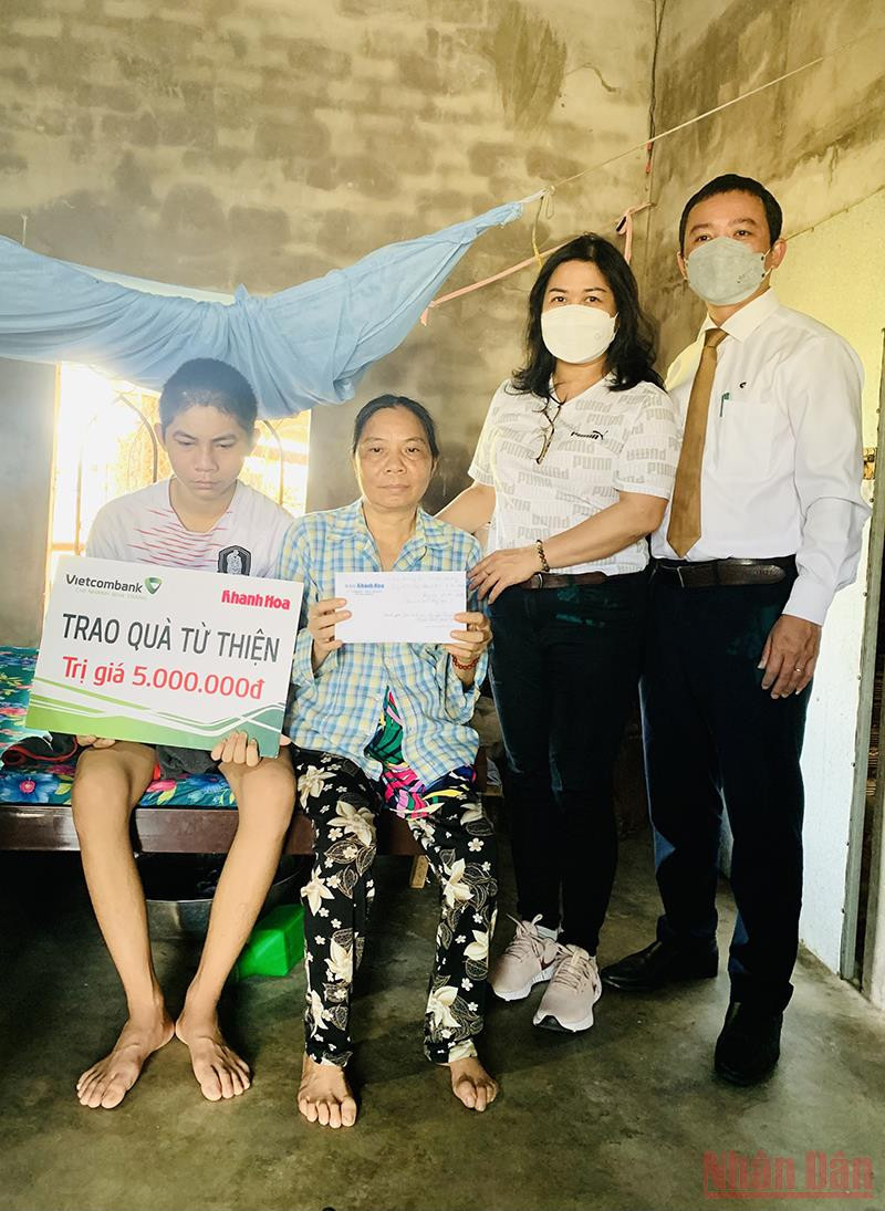 Đại diện báo Khánh Hòa và Vietcombank Nha Trang trao tiền ủng hộ của bạn đọc hơn 85 triệu đồng cho em Nguyễn Sông Thương (thôn Lam Sơn, xã Ninh Sim, thị xã Ninh Hòa) bị tai nạn giao thông chấn thương sọ não. Thắng: Nguồn mạch của báo Khánh Hòa -0