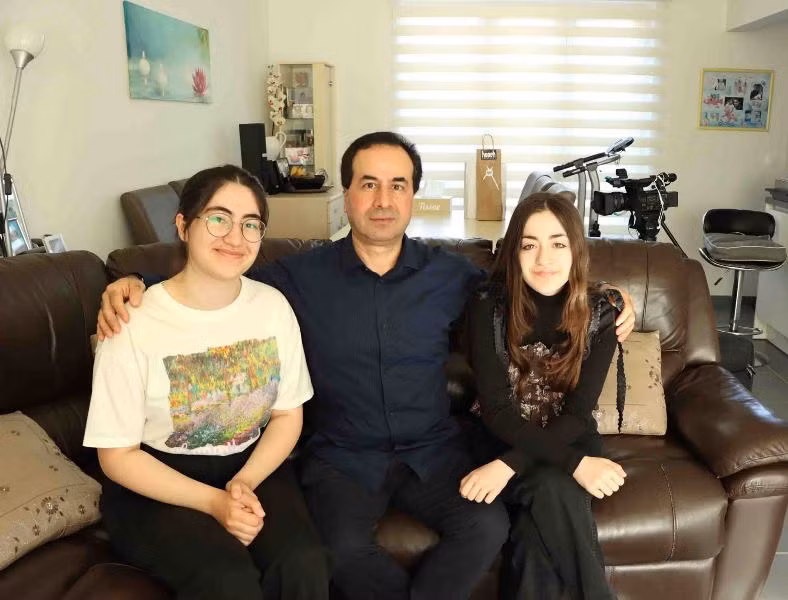 Anh Ahmet Yasar và hai con gái.