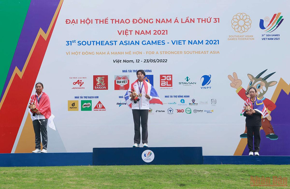 Trao huy chương cho các vận động viên nữ đoạt giải cá nhân. Thái Lan và Malaysia thống trị môn Golf -2