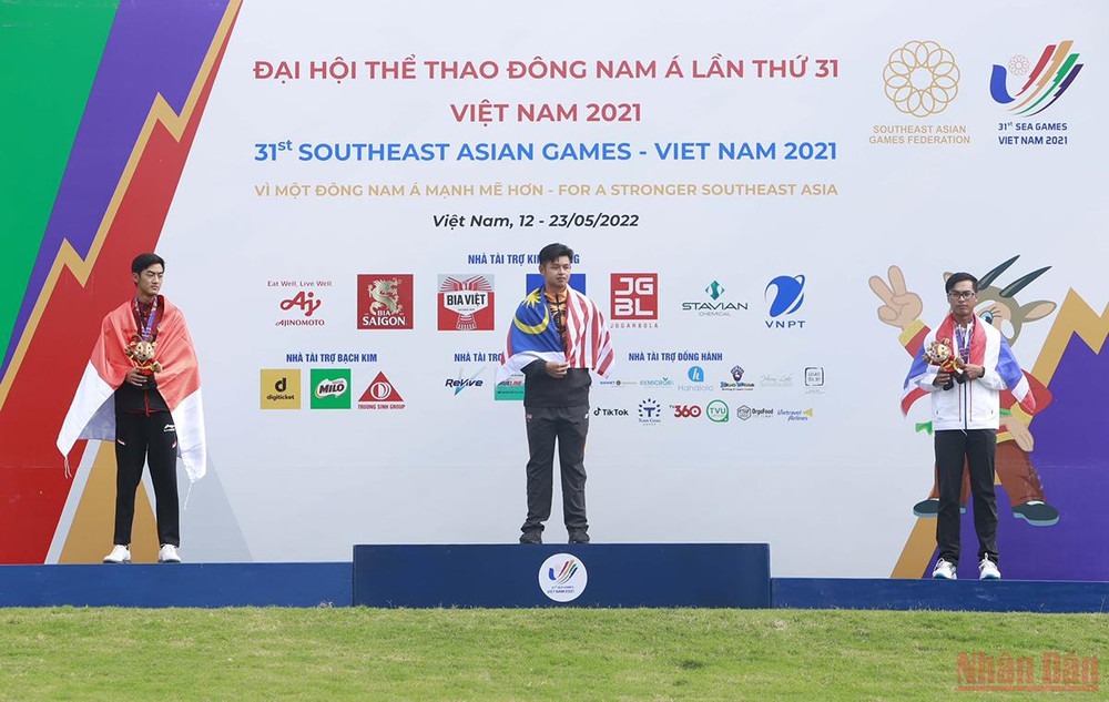 Trao huy chương cho các vận động viên nam đoạt giải cá nhân. Thái Lan và Malaysia thống trị môn Golf -1