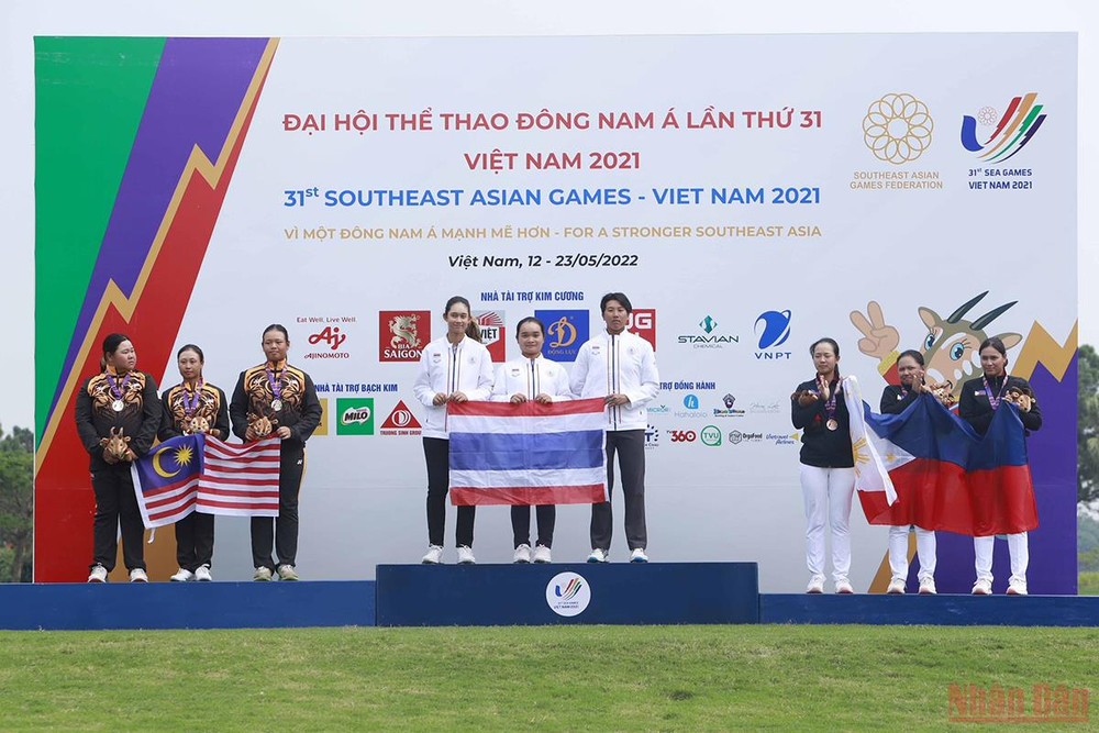 Các đội đoạt giải đồng đội nữ nhận huy chương. Thái Lan và Malaysia thống trị môn Golf -0