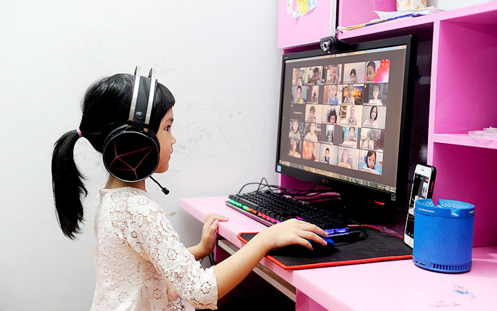 Học sinh lớp 1 tại quận Hoàng Mai (Hà Nội) học trực tuyến do ảnh hưởng của dịch Covid-19. Ảnh: ĐĂNG KHOA