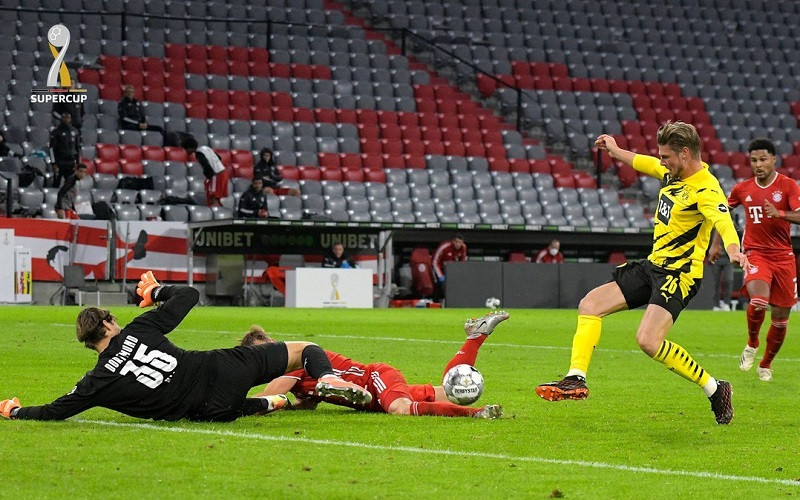 Pha ghi bàn trong tư thế ngã khá kỳ lạ của Kimmich. (Ảnh: Bundesliga) Thắng may mắn derby nước Đức, Bayern bỏ túi danh hiệu thứ 5 -0