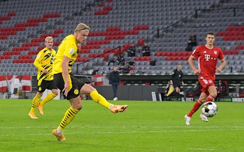 Haaland tiếp tục cho thấy sự nguy hiểm của mình. (Ảnh: FC Bayern Munich) Thắng may mắn derby nước Đức, Bayern bỏ túi danh hiệu thứ 5 -0