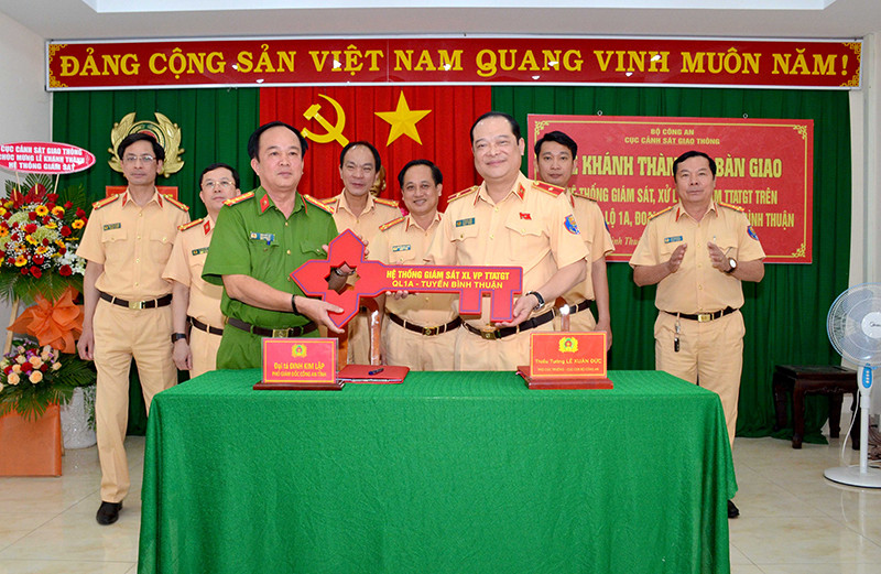 Bàn giao chìa khóa tượng trưng Hệ thống giám sát, xử lý vi phạm TTATG trên tuyến Quốc lộ 1A, đoạn qua địa bàn tỉnh Bình Thuận. Giám sát, xử lý vi phạm TTATGT trên tuyến Quốc lộ 1A bằng hệ thống camera -0