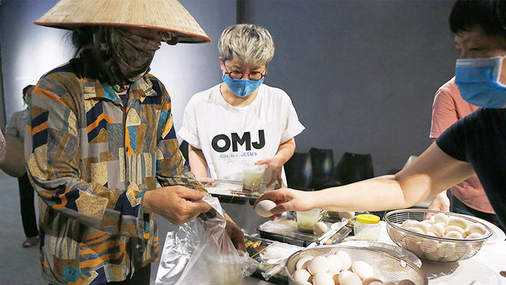 Mỗi suất cơm bảo đảm đầy đủ dinh dưỡng với chi phí gần 30.000 đồng. Ấm lòng với “Cơm trưa 0 đồng” -0