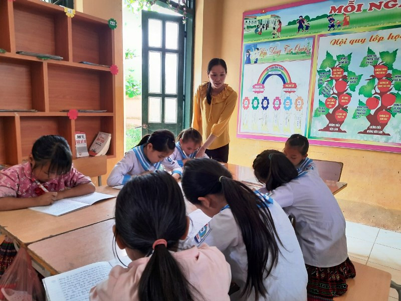 Cô giáo Nguyễn Thị Tuyết hướng dẫn ôn luyện học sinh giỏi.