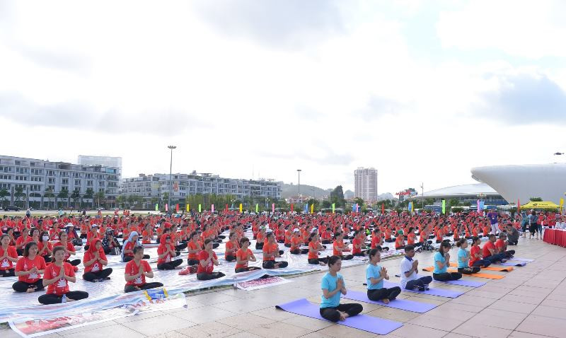Năm 2020, với tình hình dịch Covid-19 ở Việt Nam được kiểm soát, Đại sứ quán Ấn Độ đã hỗ trợ tỉnh Quảng Ninh tổ chức một sự kiện IDY ấn tượng tại Vịnh Hạ Long.