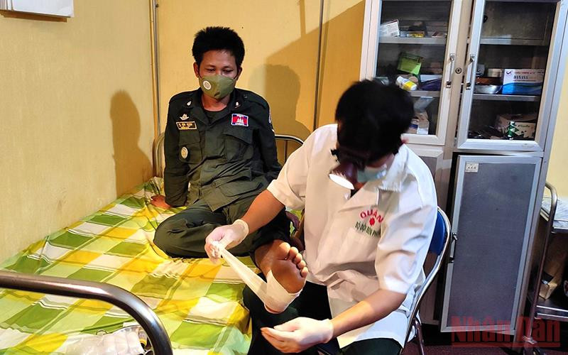 Quân y Đồn Biên phòng Serepok tiến hành sơ cứu ban đầu, khâu và băng bó vết thương cho Thiếu úy Phâng Kchun.