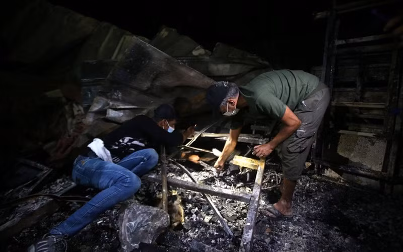 Hiện trường đám cháy tại bệnh viện điều trị Covid-19. (Ảnh: Reuters)