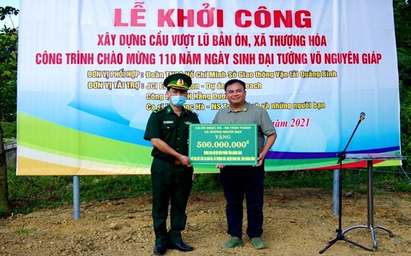 Đại diện nhà tài trợ trao kinh phí xây dựng cầu vượt lũ vào vùng đồng bào Rục.