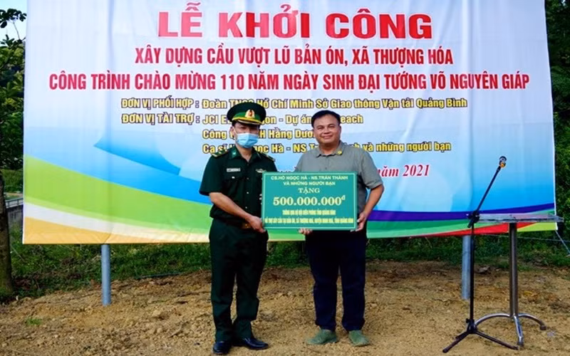 Đại diện nhà tài trợ trao kinh phí xây dựng cầu vượt lũ vào vùng đồng bào Rục.